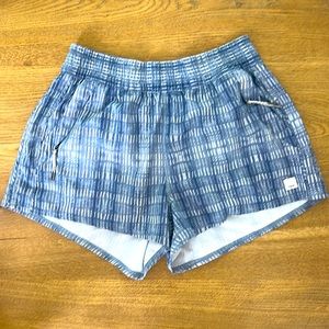 Ladies Vuori dash short. Size medium